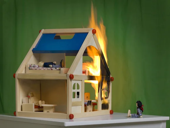 brennendes_Puppenhaus_web.jpg